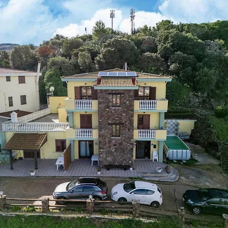 Apartamento With Veranda And Private Parking