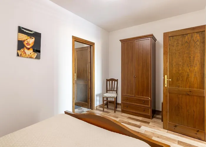 Apartman With Veranda And Private Parking *